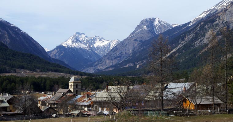 Le village des Alberts dans la vall&eacute;e de la Clar&eacute;e 