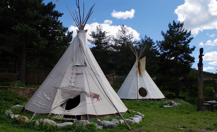Deux tipis dans la vall&eacute;e de la Clar&eacute;e