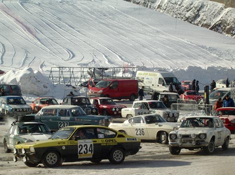 Le Champs de Mars et les voitures anciennes