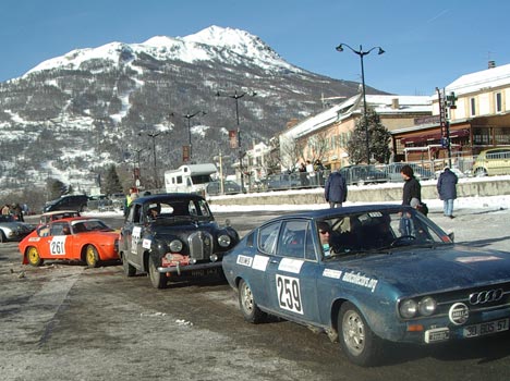 Le Champs de Mars et les voitures anciennes