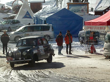 Le Champs de Mars et les voitures anciennes