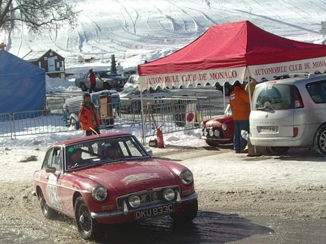 Le Champs de Mars et les voitures anciennes