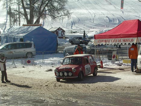 Le Champs de Mars et les voitures anciennes