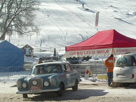 Le Champs de Mars et les voitures anciennes