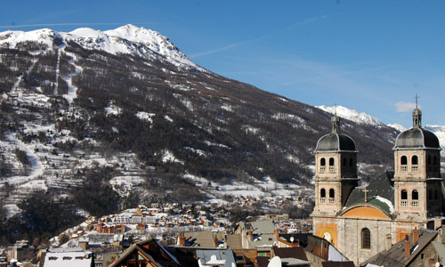 Le Prorel (2572m) au dessus de la Cité Vauban à Briançon.