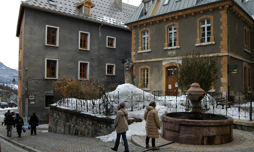 La place Persens et sa fontaine dans la Cité Vauban.