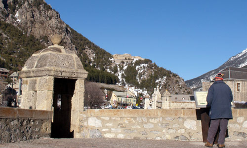 Le fort des Salettes visible des remparts de la Cité Vauban. à Briançon