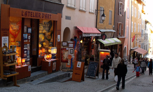 Grande rue ou Grande Gargouille : la rue commerçante de la Cité Vauban à Briançon.