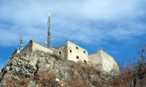 Le fort de Château au dessus de la Cité Vauban.
