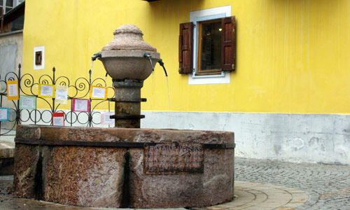 La fontaine Persens de la Cité Vauban à Briançon.