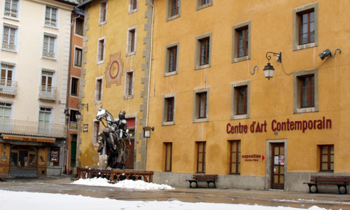 La Place d'Armes et son Chevalier au cœur de la Cité Vauban.