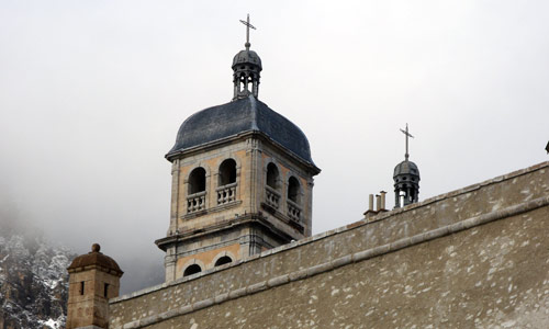 La collégiale au dessus des remparts.