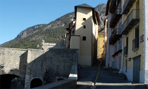 Rue Mercerie ou petite gargouille dans la cité Vauban à Briançon.