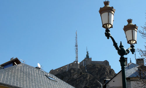 La Statue de la "Grande France" dominant la cité Vauban à Briançon.