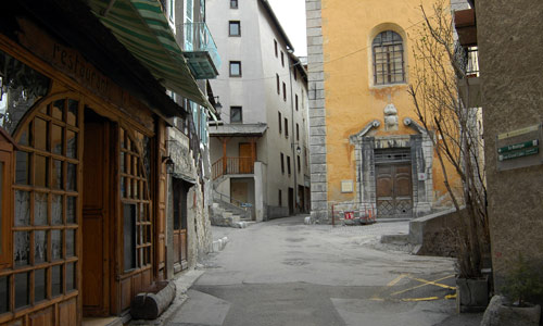 La rue du pont d'Asfeld de la Cité Vauban à Briançon.