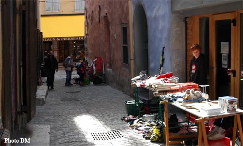 Vide grenier dans la Cité Vauban de Briançon.