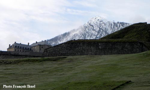 Le fort des Têtes vu du Champ de Mars à Briançon.