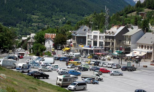 Le Champ de Mars à l'entrée de la Cité Vauban de Briançon.
