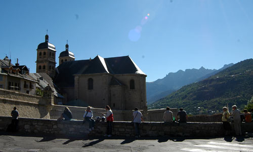 La Collègiale vue de la porte Dauphine à Briançon.