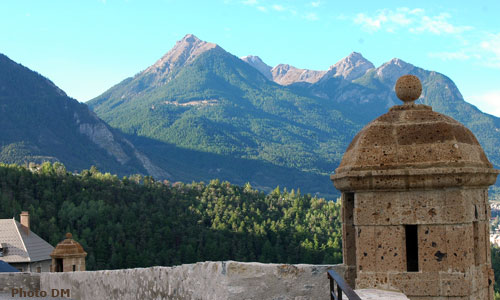 Le pic du Mélézin (2680m) au dessus de Briançon.