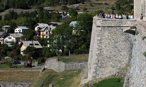 Sur les remparts de la cité Vauban de Briançon.