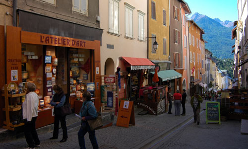 Grande rue ou Grande Gargouille : la rue commerçante de la cité Vauban à Briançon.