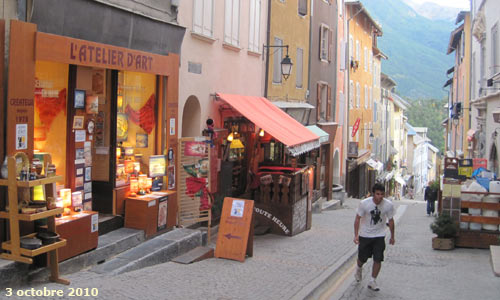 Grande rue ou Grande Gargouille : la rue commerçante de la cité Vauban à Briançon.