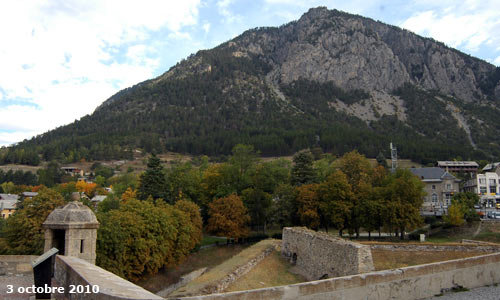 La Croix de Toulouse (1962 m) au dessus de la Cité Vauban à Briançon.