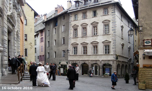 La place du Temple et la maison des Templiers qui abrite l'office du tourisme de Briançon.