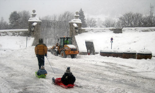 Déneigement porte Dauphine à Briançon.