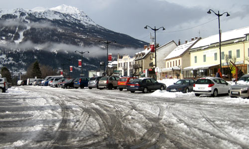 Le parking du champ de Mars à Briançon.