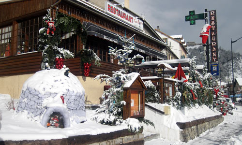 Le restaurant Les Ecrins sur le champ de Mars à Briançon.