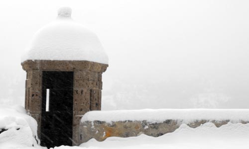 Une échauguette en hiver de la cité Vauban à Briançon.