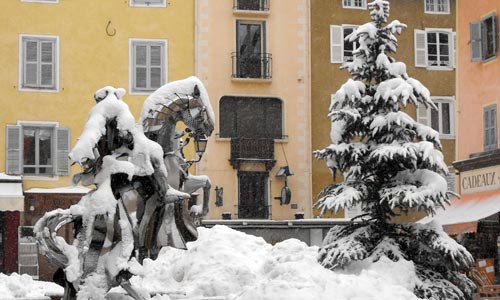 La place d'Armes est un vaste espace au coeur de la cité Vauban à Briançon.
