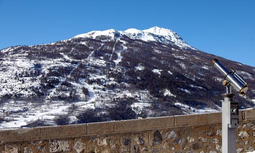 Le Prorel (2572m) au dessus de la Cité Vauban à Briançon.