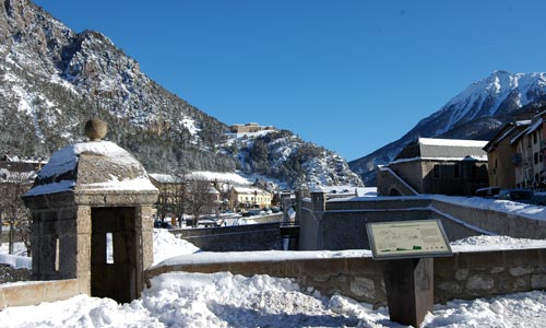 Le fort des Salettes vu des remparts de la Cité Vauban à Briançon.