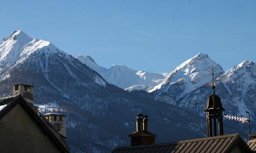 Le pic du Mélézin (2680m) au dessus de la cité Vauban à Briançon.
