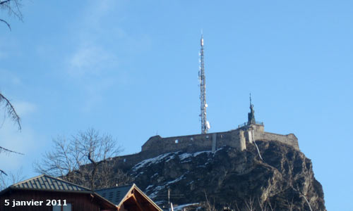 La statue de la "Grande France", érigée au sommet du site de l'ancien château et dominant la cité Vauban.