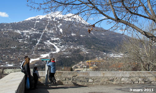 Le Prorel (2572m) au dessus de la Cité Vauban à Briançon.