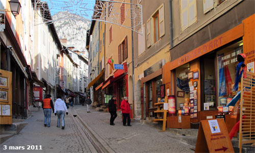 Grande rue ou Grande Gargouille : la rue commerçante de la cité Vauban à Briançon.
