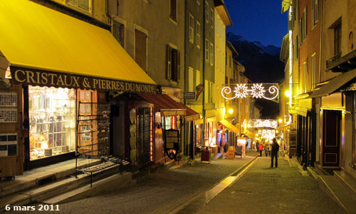 Grande rue ou Grande Gargouille : la rue commerçante de la cité Vauban à Briançon.