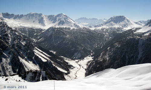 Le Laus, village de Cervières, vu des Gondrans à Montgenèvre.