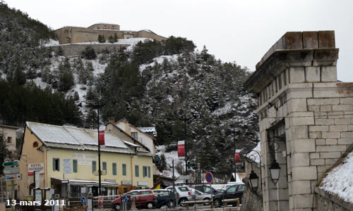 Le fort des Salettes vu des remparts de la Cité Vauban à Briançon.
