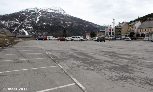 Le parking du champ de Mars proposant de nombreuses places aux visiteurs de Briançon.