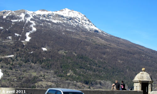 Le Prorel (2572m) au dessus de la Cité Vauban à Briançon.