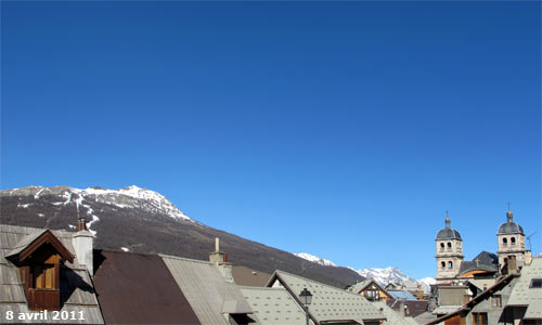 Le Prorel (2572m) au dessus de la Cité Vauban à Briançon.