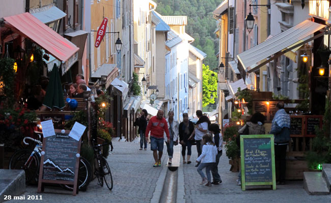 Grande rue ou Grande Gargouille : la rue commerçante de la cité Vauban à Briançon.