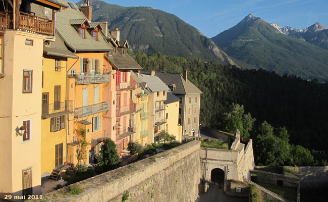 La cité Vauban à Briançon du côté de la porte d' Embrun.