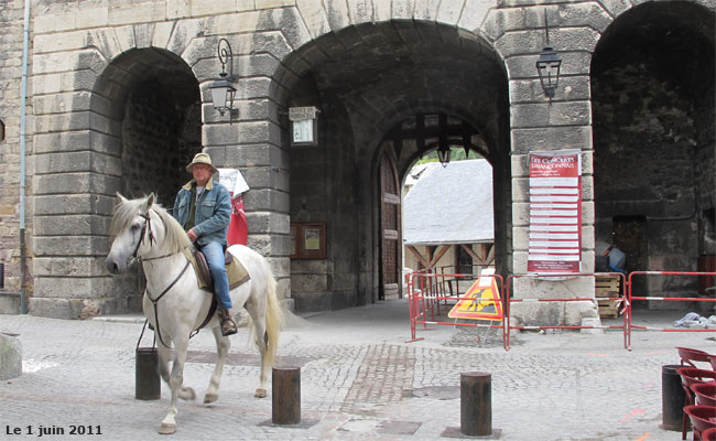 Un cavalier devant le vieux Colombier