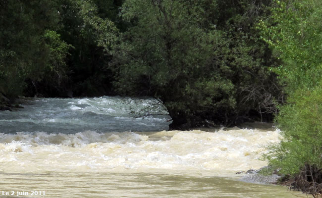 Les eaux claires de la Guisane se mélangent avec les eaux boueuses de la Durance.